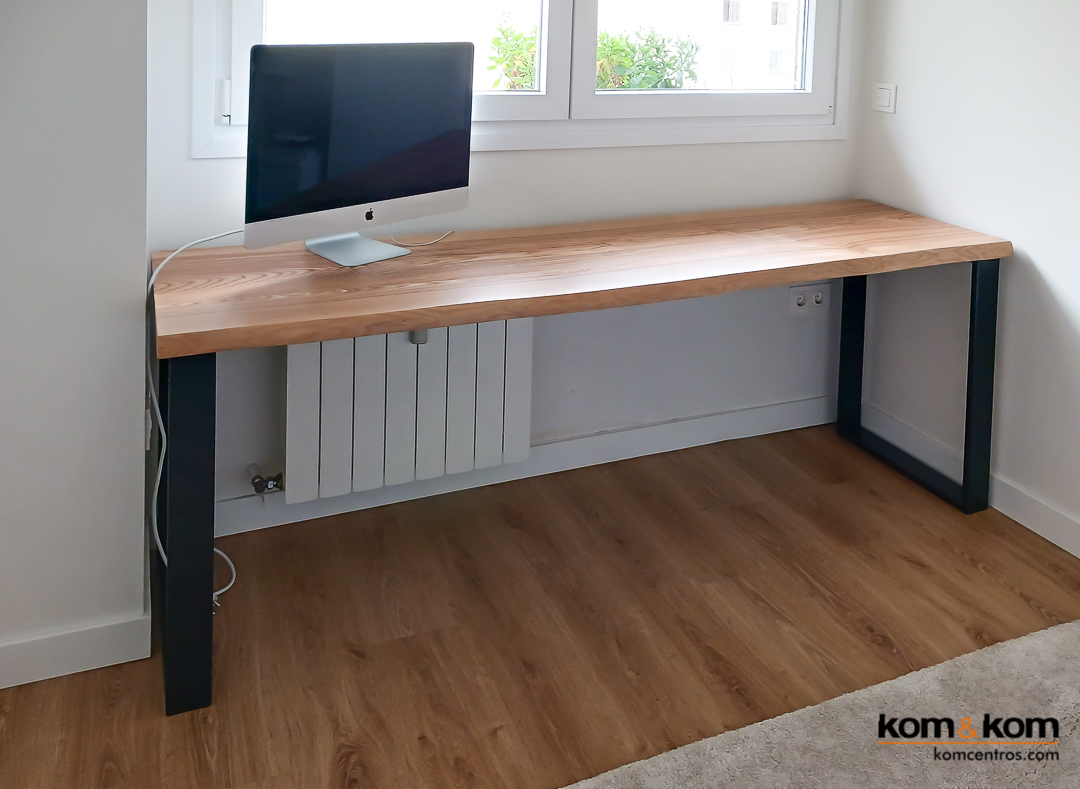 mesa de tronco de madera de roble hecha a medida para escritorio. Patas negras, madera cálida.